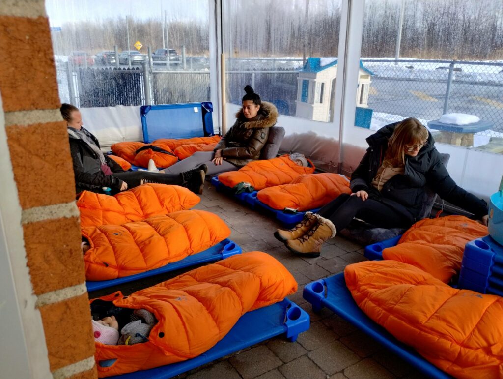 Une aire de sieste extérieure aménagée dans un CPE de Saint-Hubert