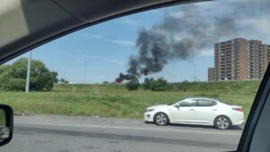 Une voiture en feu à l&rsquo;entrée de la route 132