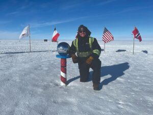 Son métier de mécanicien d’avion l’a conduit au Pôle sud