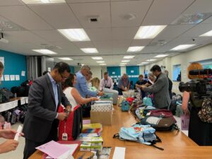 Des centaines de sacs à dos remis aux jeunes de la DPJ