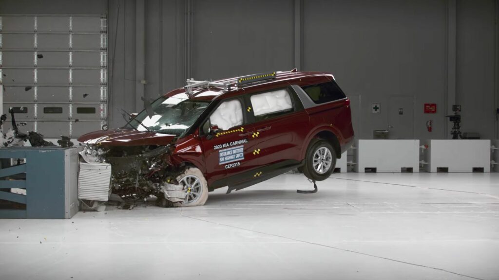 L’IIHS révèle des résultats décevants pour la sécurité des passagers arrière dans les fourgonnettes