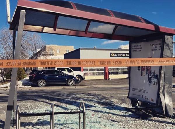 Une voiture percute un abribus où se trouvaient quatre personnes