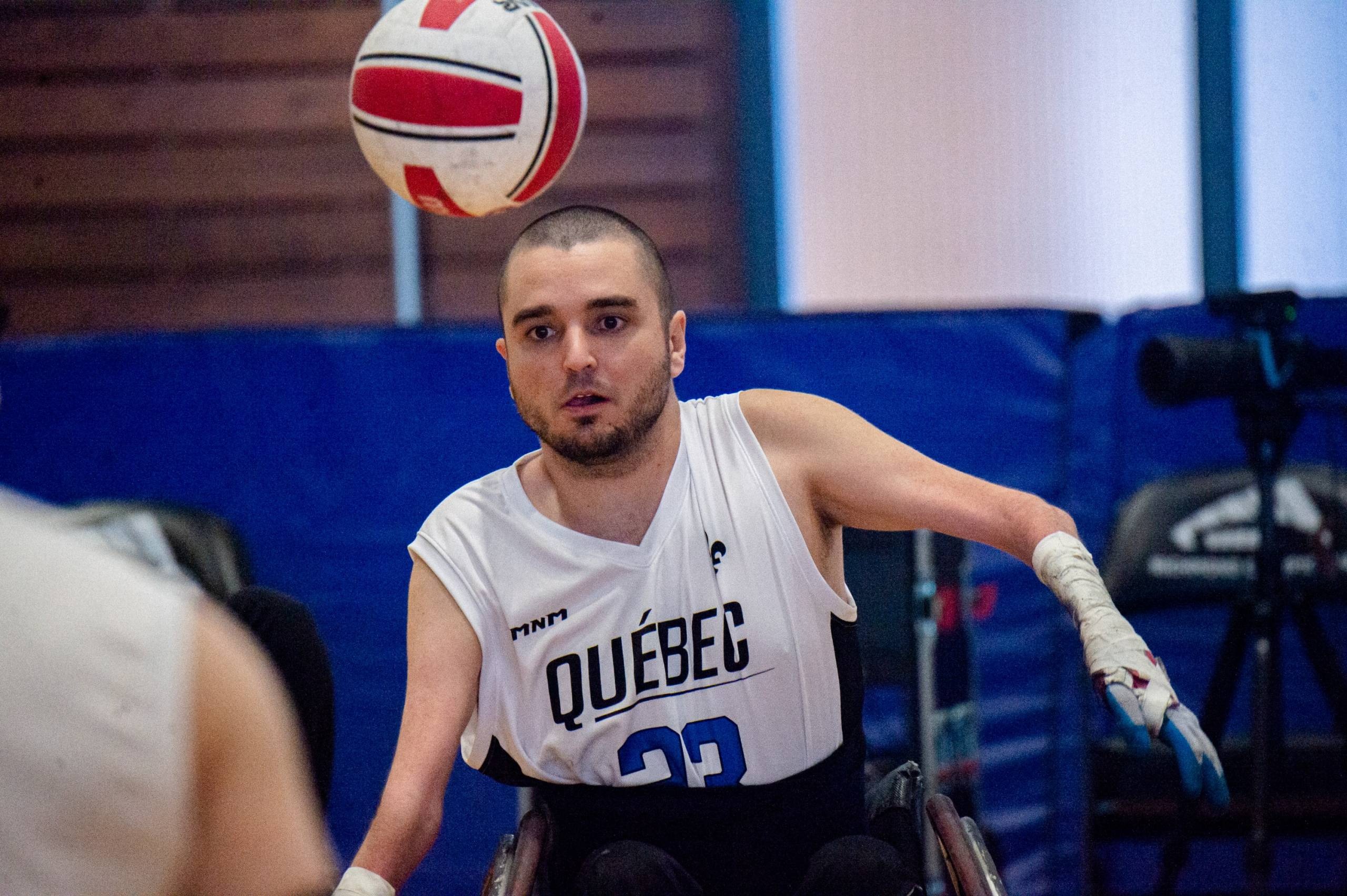 Des joueurs élites de rugby en fauteuil roulant en action à Longueuil