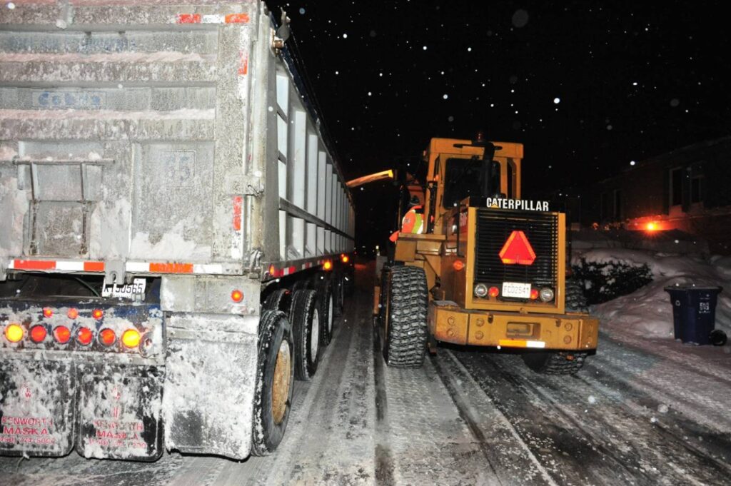 Transport de la neige : Longueuil attribue de gré à gré une entente de 1,2 M$