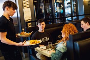 Longueuil : la Rôtisserie St-Hubert adaptée aux personnes autistes