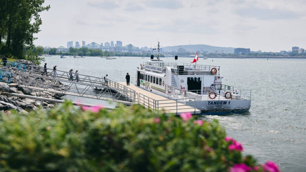 Navettes fluviales : les travailleurs embarquent lentement