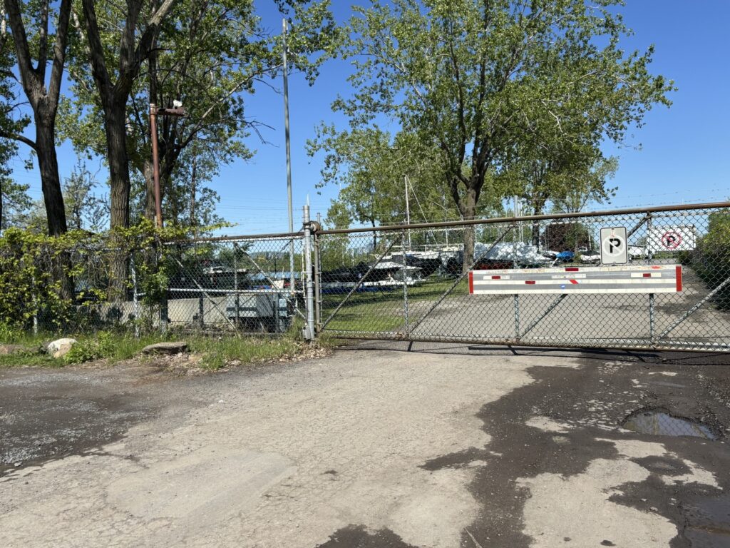 Public ou privé ? Un bout de terrain près du fleuve débattu