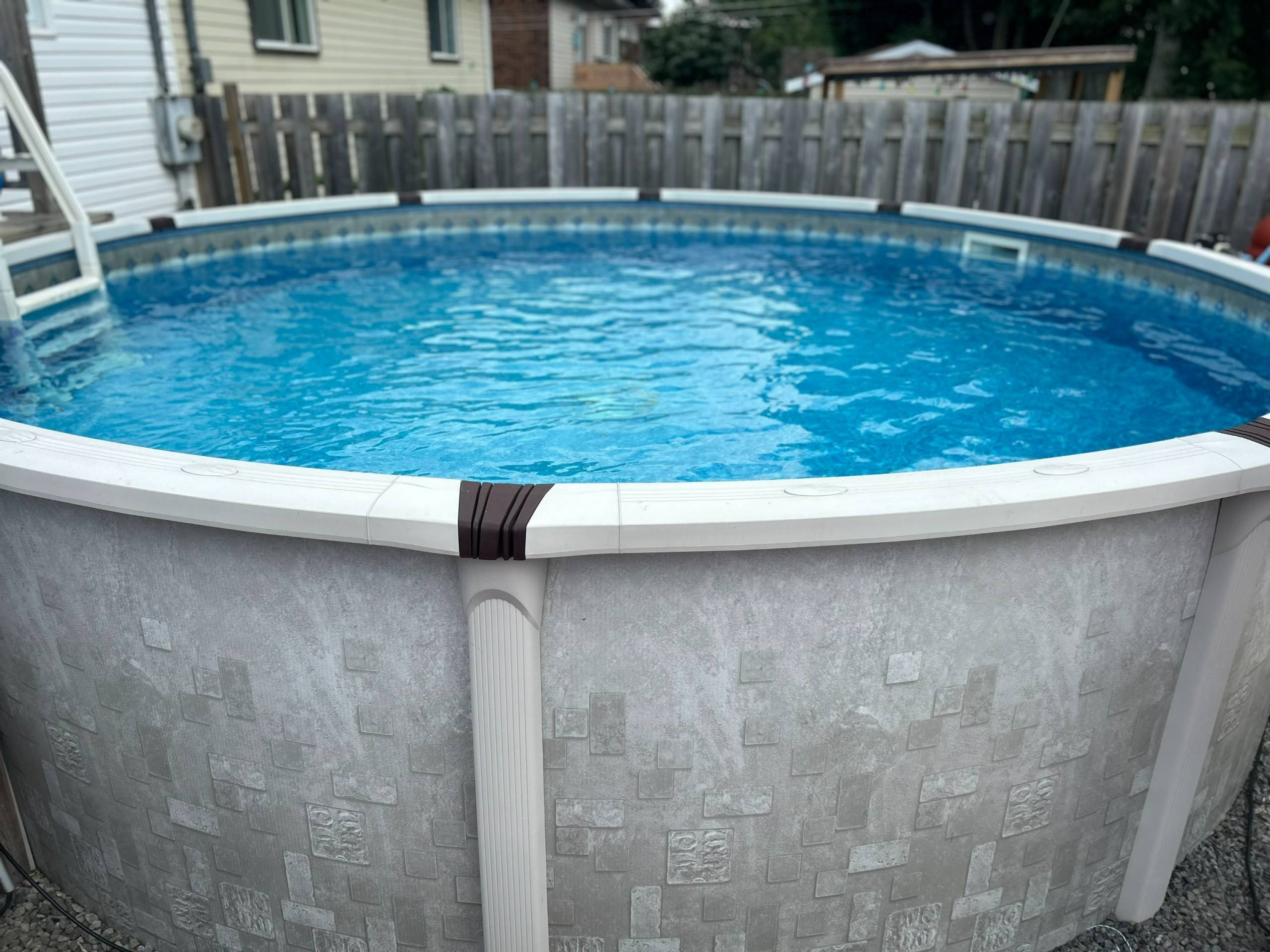 Efficacité énergétique: ventilateur à l’intérieur et minuterie pour la piscine