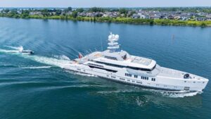 Un yacht de luxe dans la Voie maritime