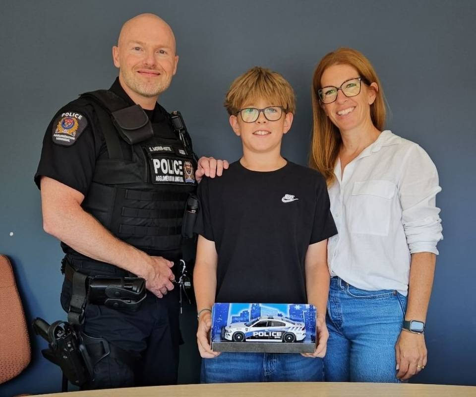 Né dans une camionnette : Alexandre garde un lien spécial avec le policier qui l’a accueilli