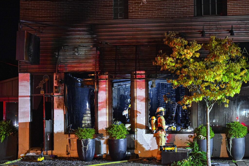 Visé par un incendie, un restaurant de Saint-Lambert est une perte totale