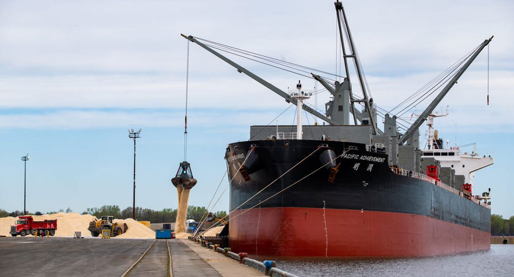 Québec et Ottawa investissent 327 millions dans le port de Bécancour pour soutenir le secteur des batteries