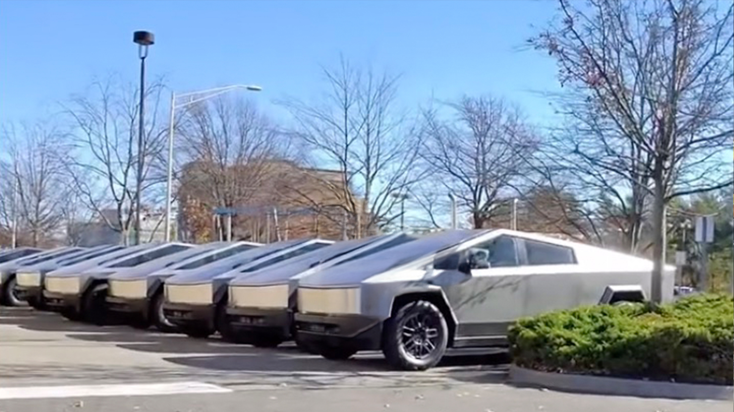 Des dizaines de Cybertrucks invendus de Tesla envahissent un stationnement à Detroit