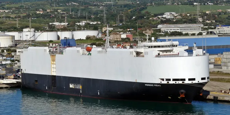 Un navire avec 3 000 voitures brûle dans la mer du pacifique