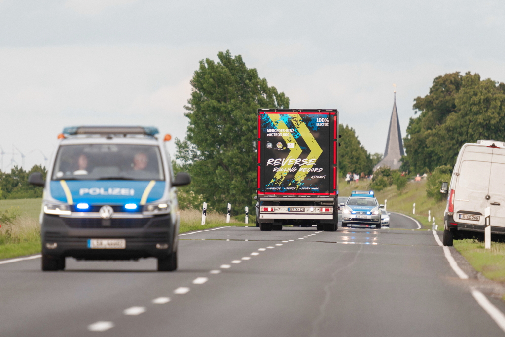 Record Guinness : un Allemand frôle les 125 km en marche arrière avec un Mercedes-Benz eActros et une semi-remorque