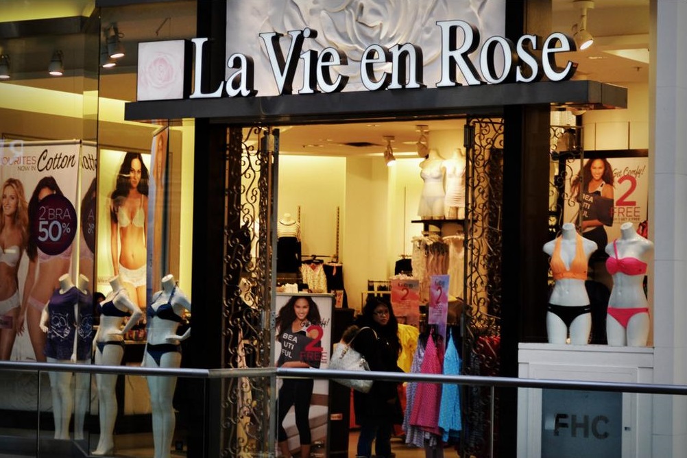Il prétend recruter des mannequins pour La Vie en Rose