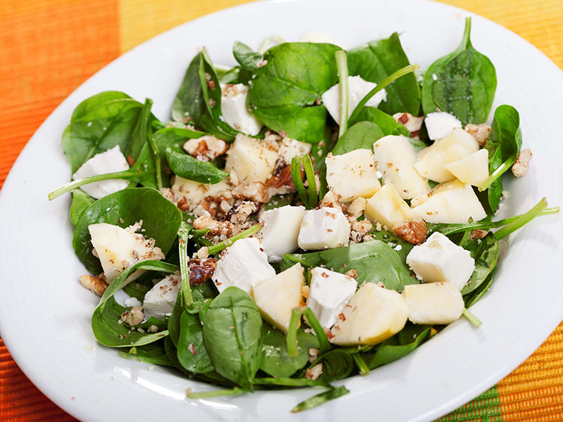 Salade de mesclun et poires au chèvre