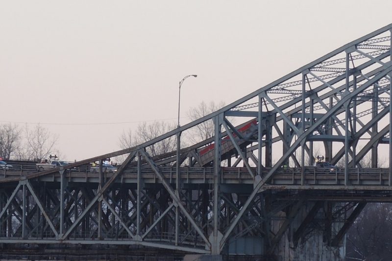 Un camion-benne coincé dans la structure du pont