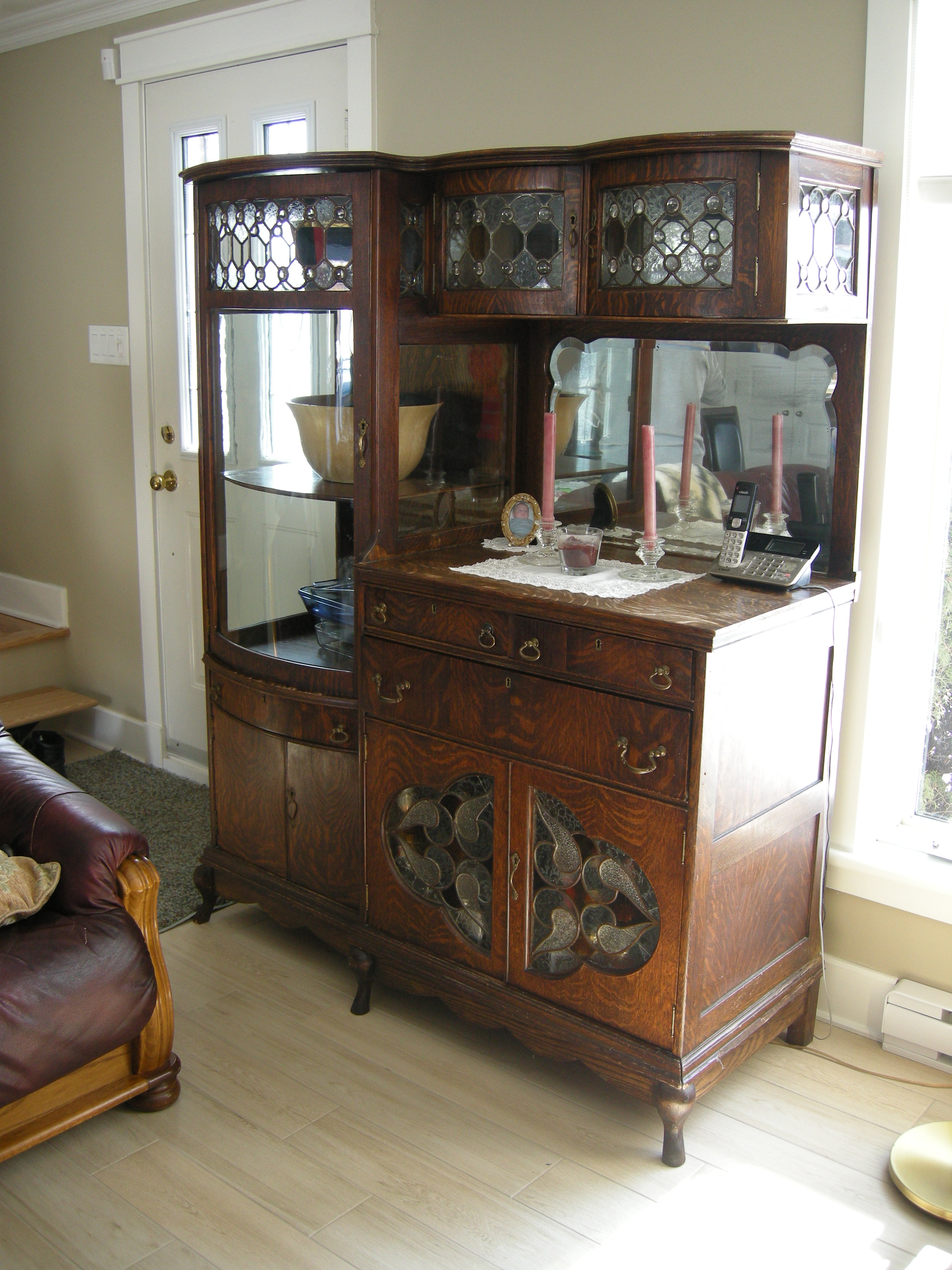 Un rare buffet-vaisselier plus que centenaire