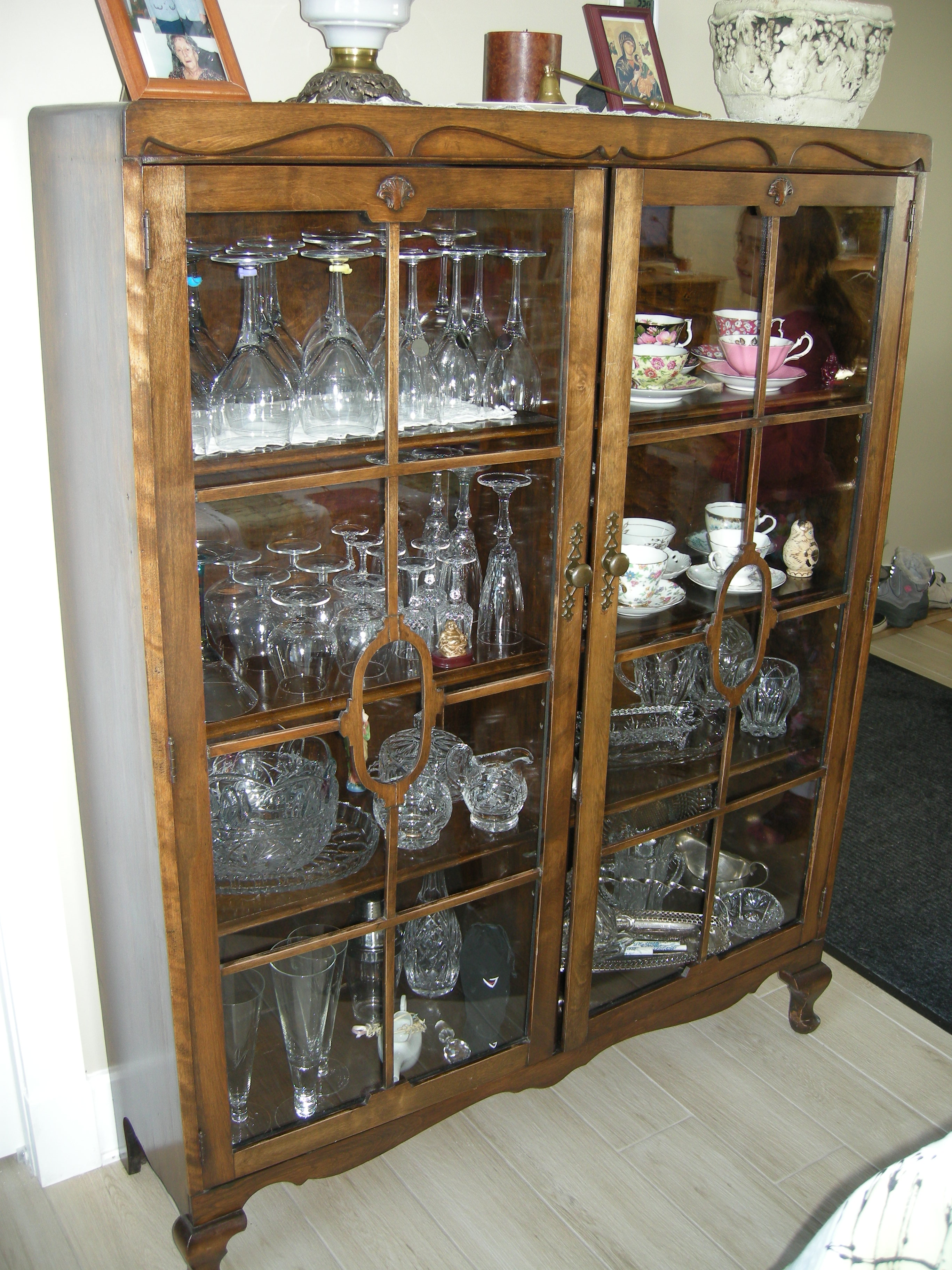 Une jolie bibliothèque transformée en vaisselier