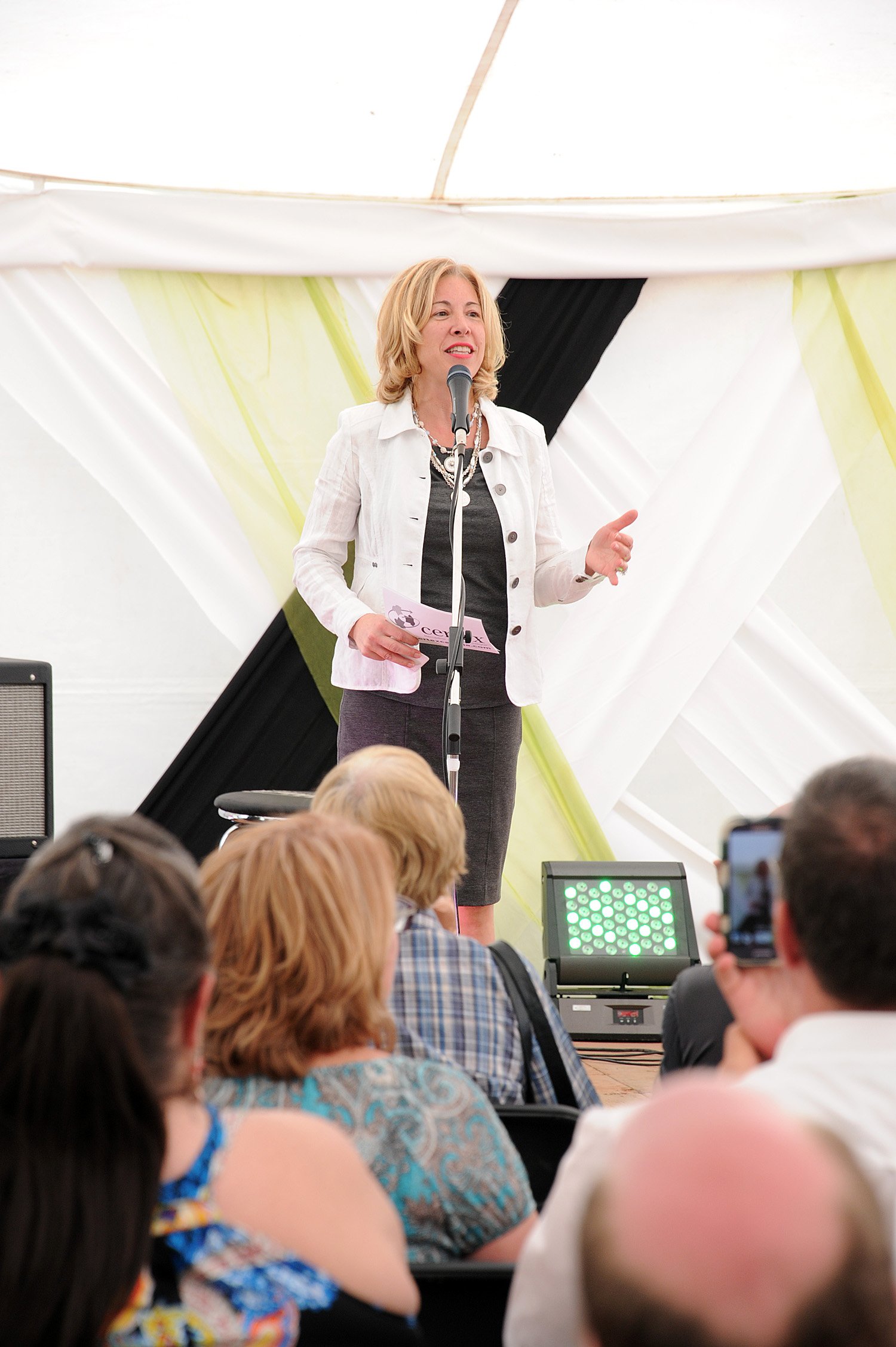 Défilé happening grandiose pour Certex