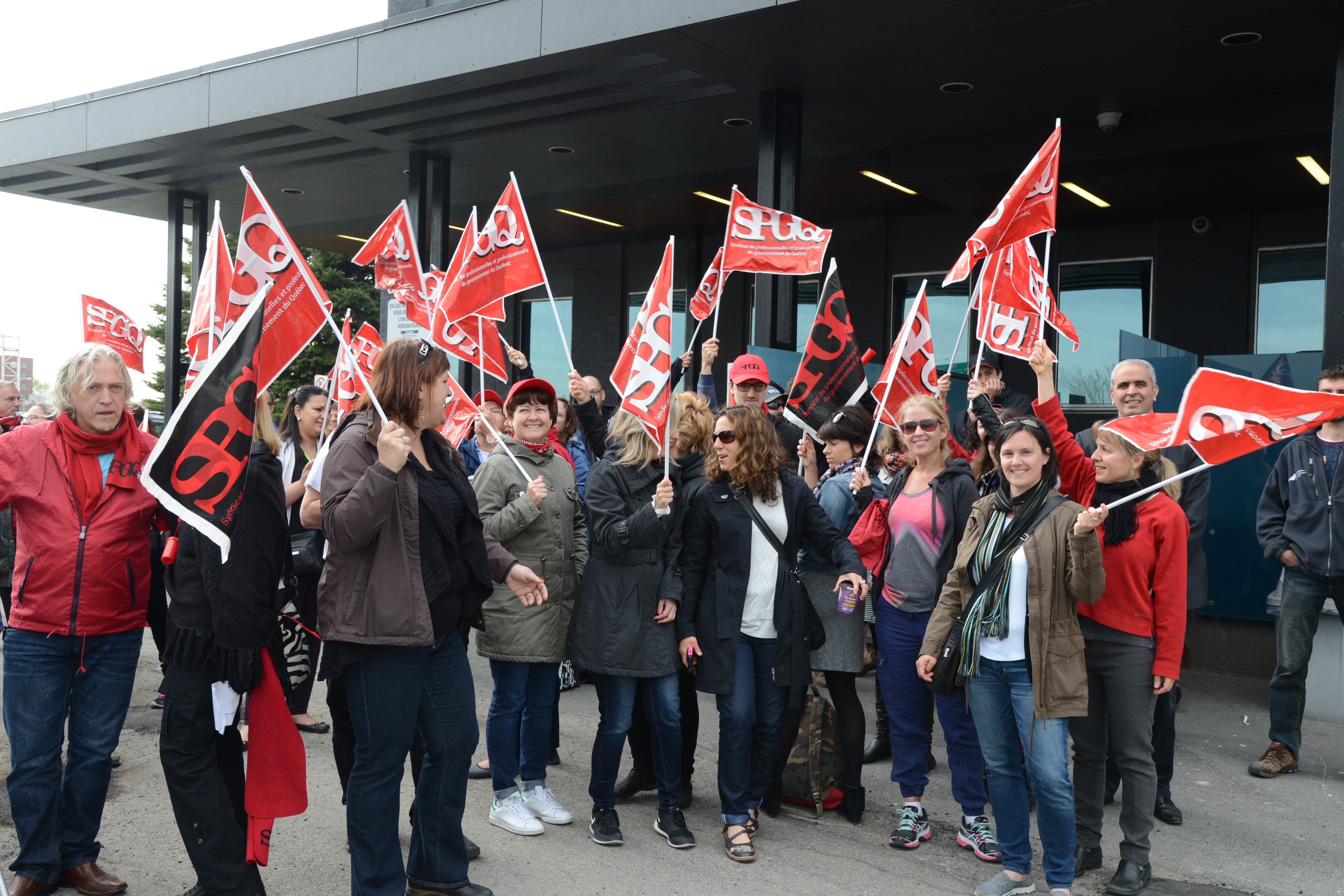 130 employés manifestent à la Place Charles-LeMoyne