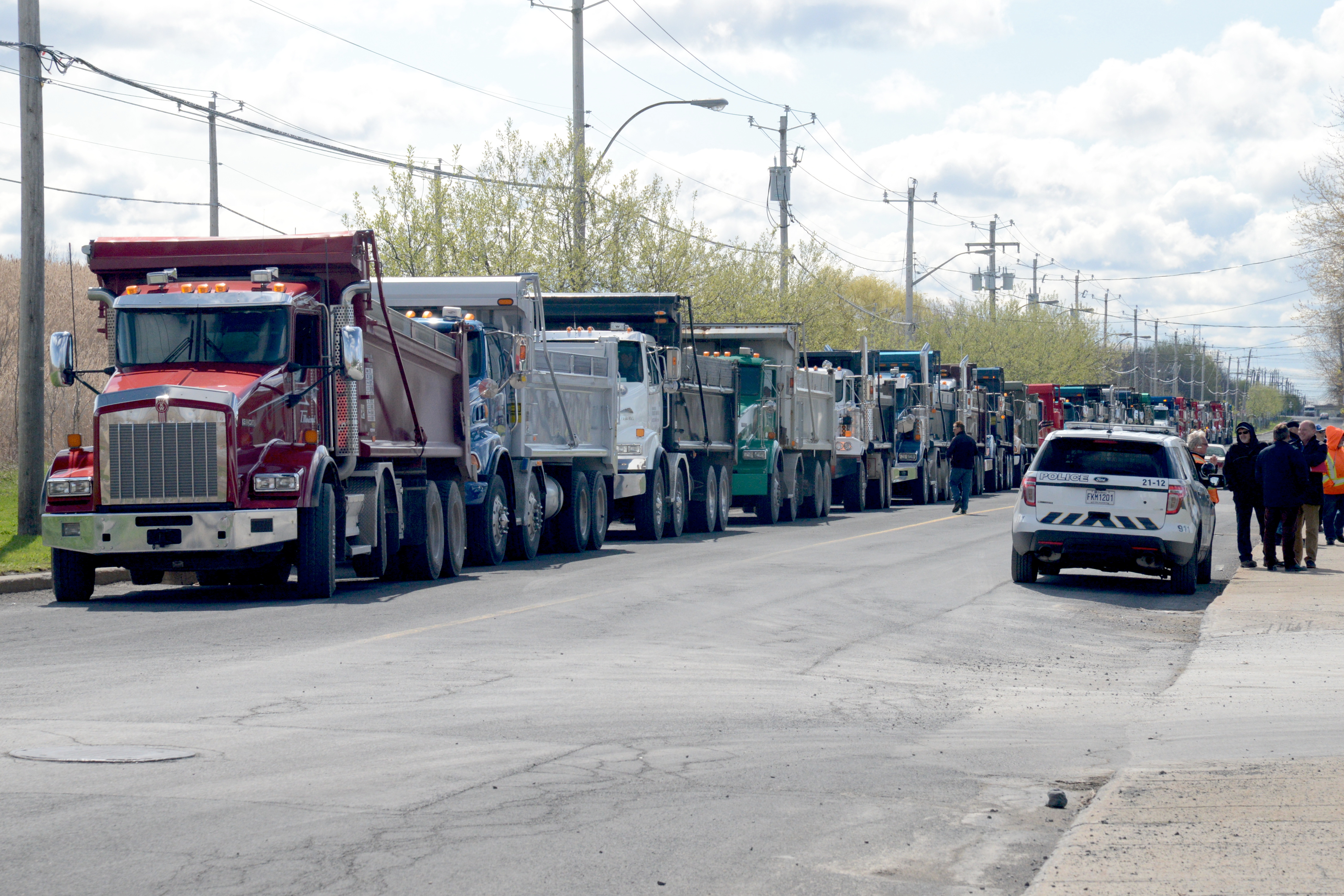 Convoi de camions pour l&rsquo;encadrement du transport en vrac