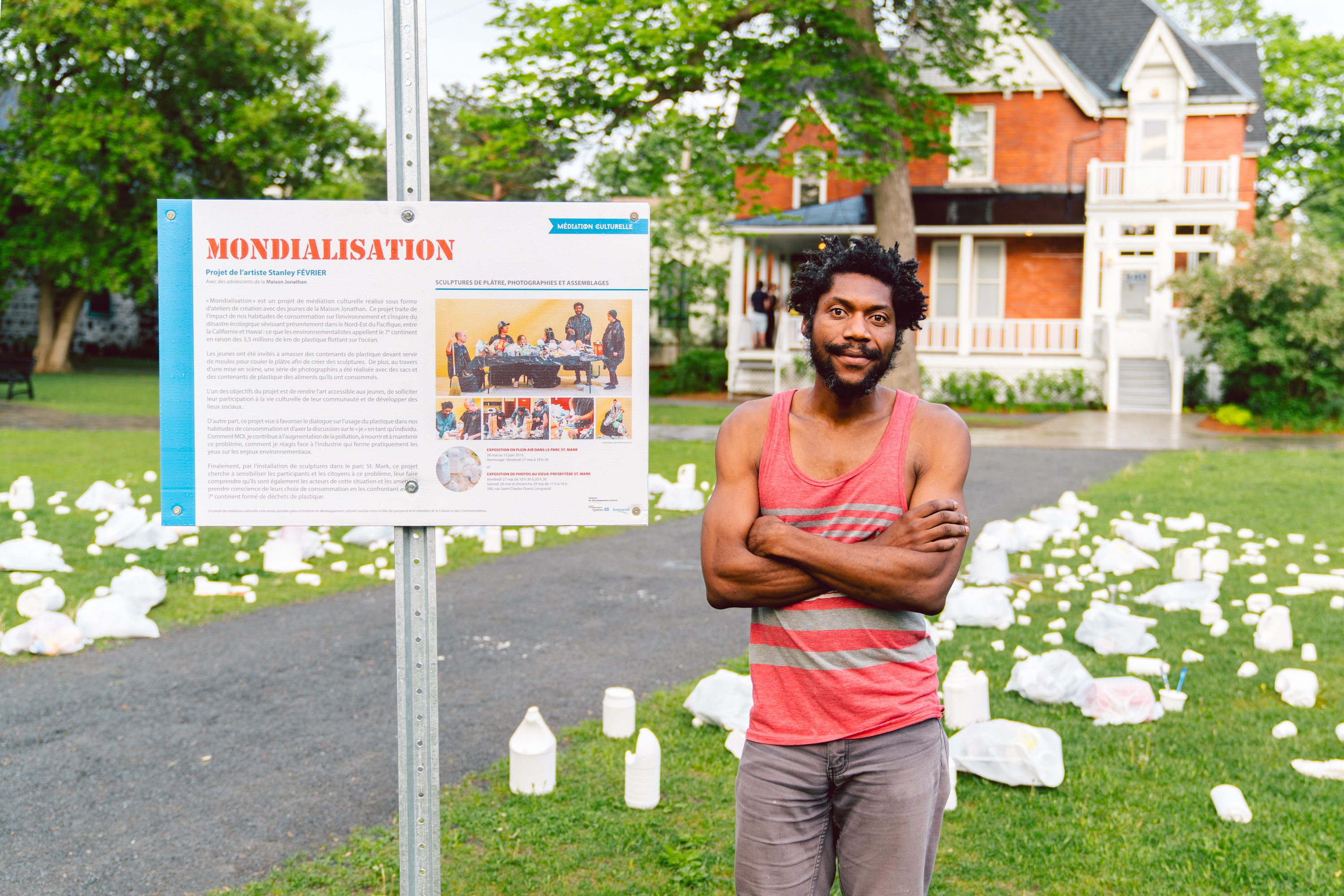 Des déchets en guise de dénonciation dans le parc St. Mark