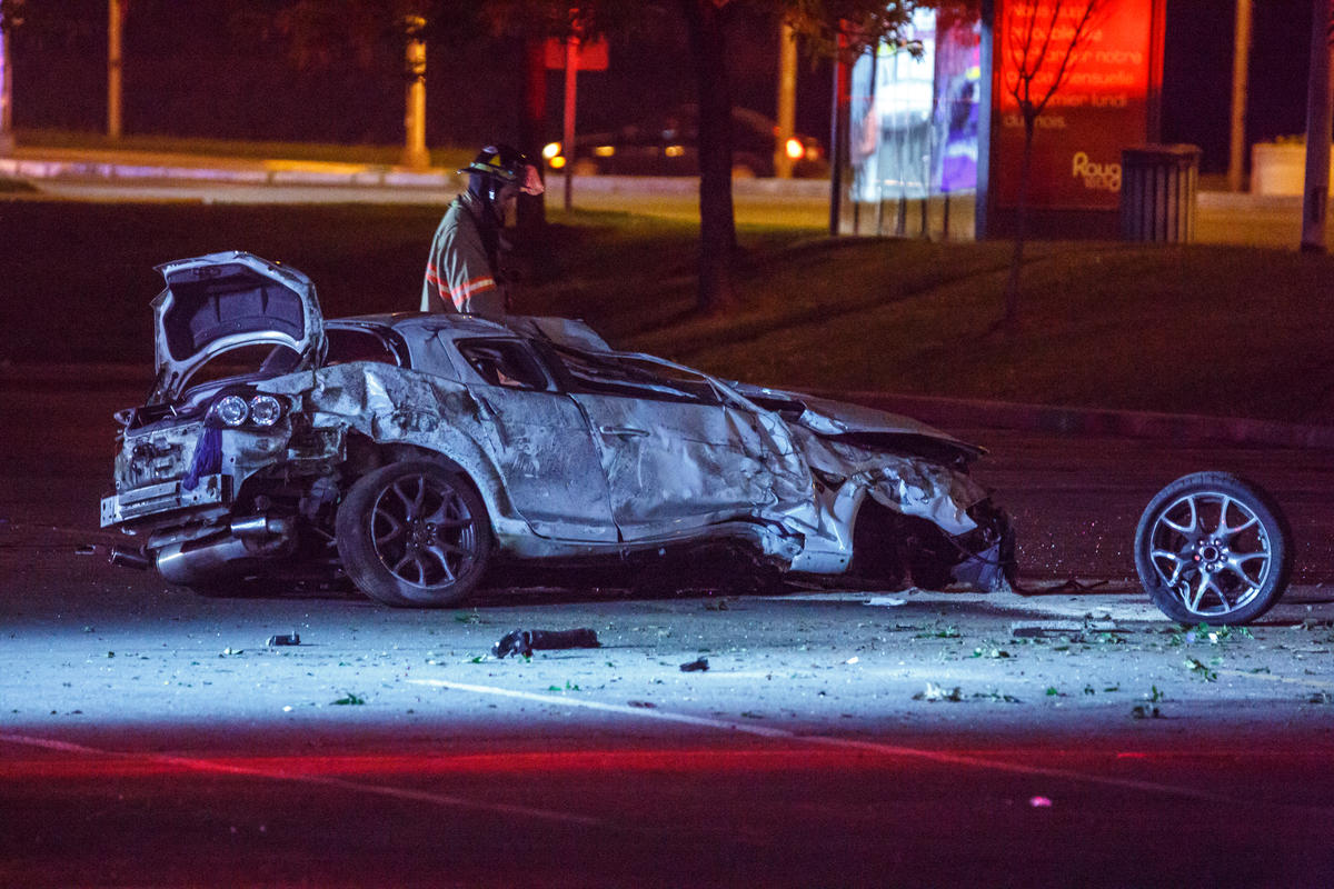 Un conducteur fonce dans un lampadaire et un arbre