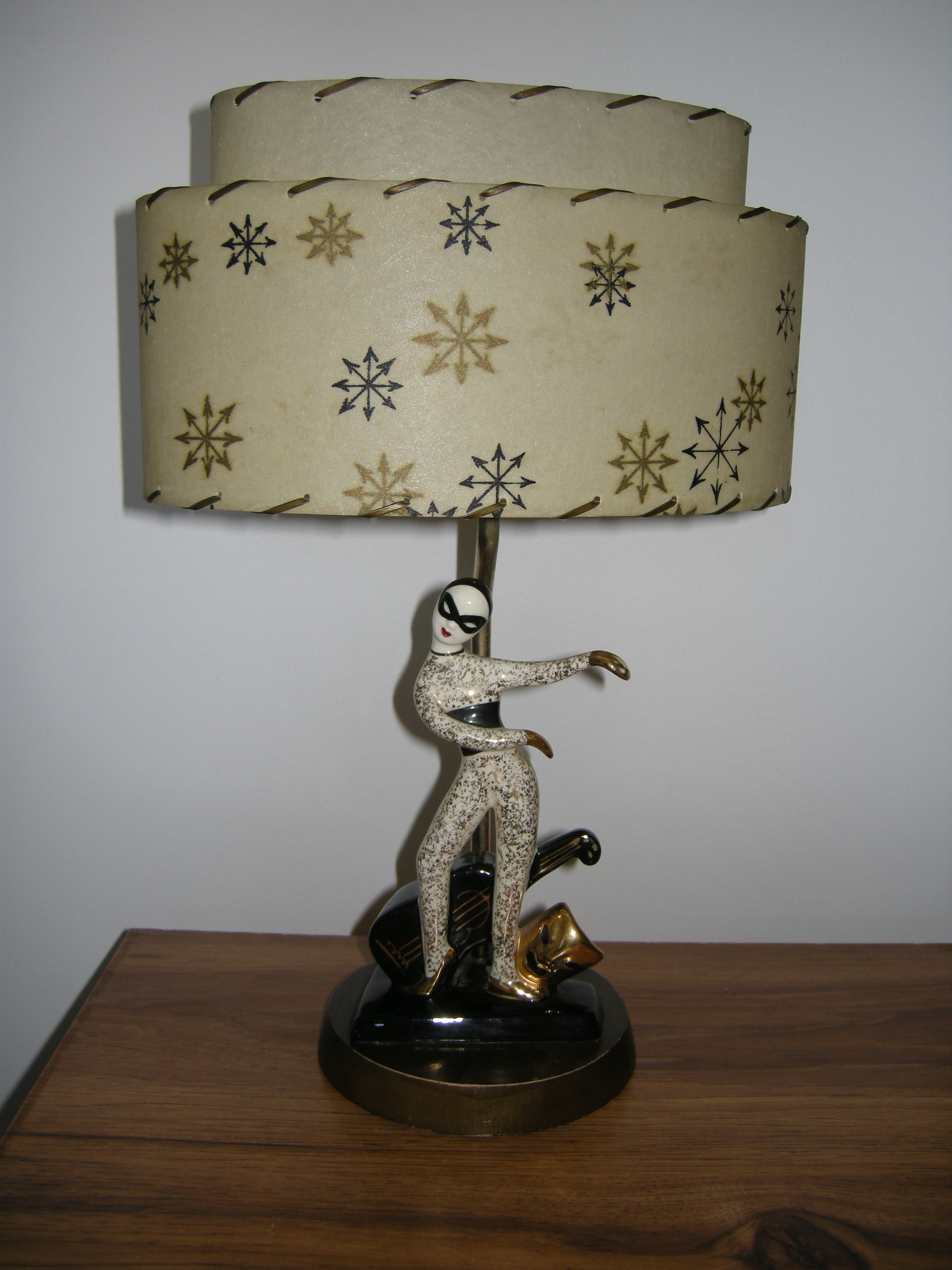 Antiquités: combien vaut une vieille lampe de style kitsch?