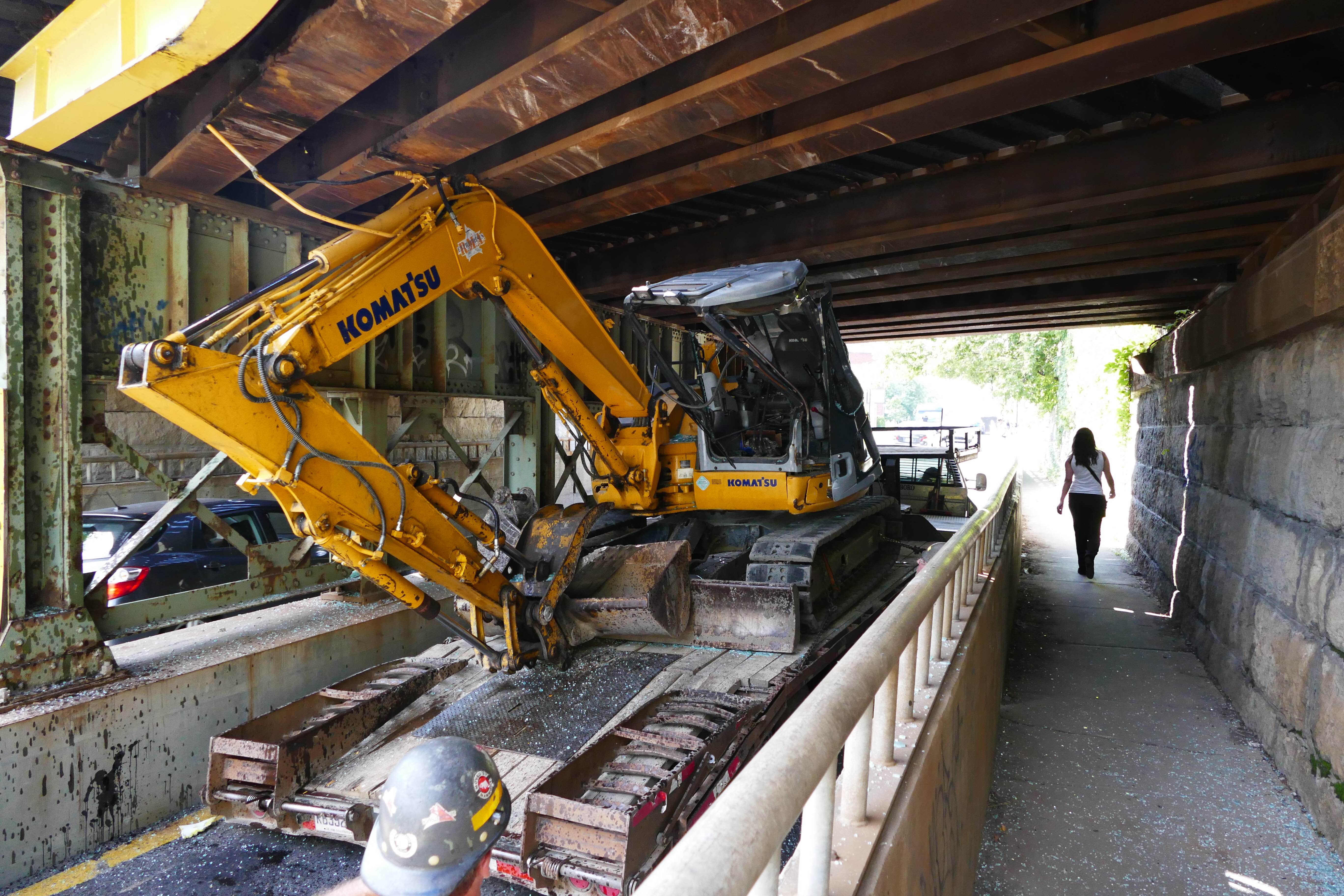 Une pelle mécanique percute un viaduc à Saint-Lambert
