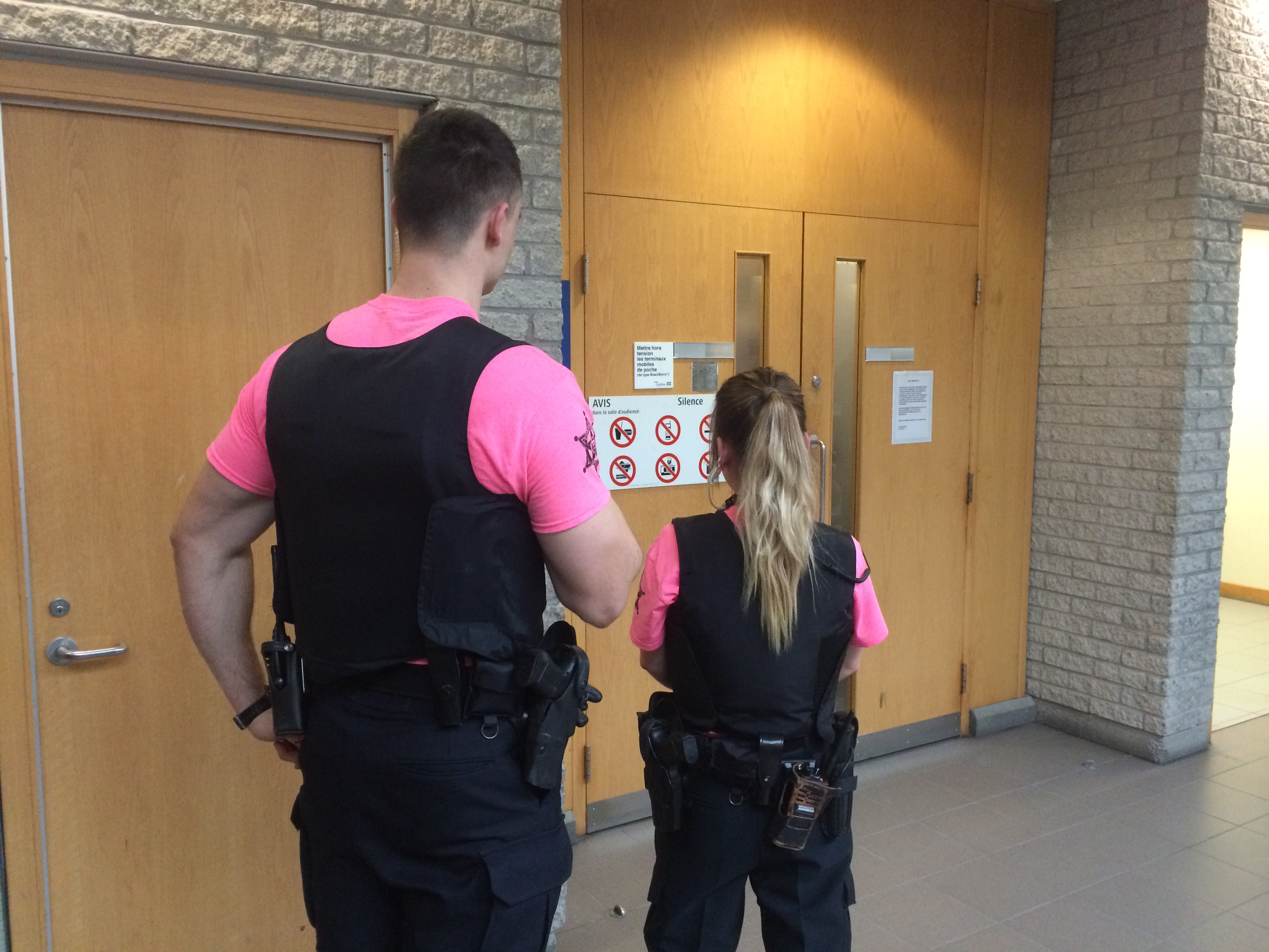 Chandails roses: des dossiers criminels procèdent sans sécurité