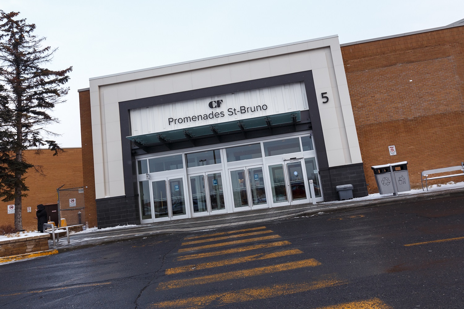 Collision d&rsquo;avions aux Promenades St-Bruno: le centre commercial sera ouvert dimanche