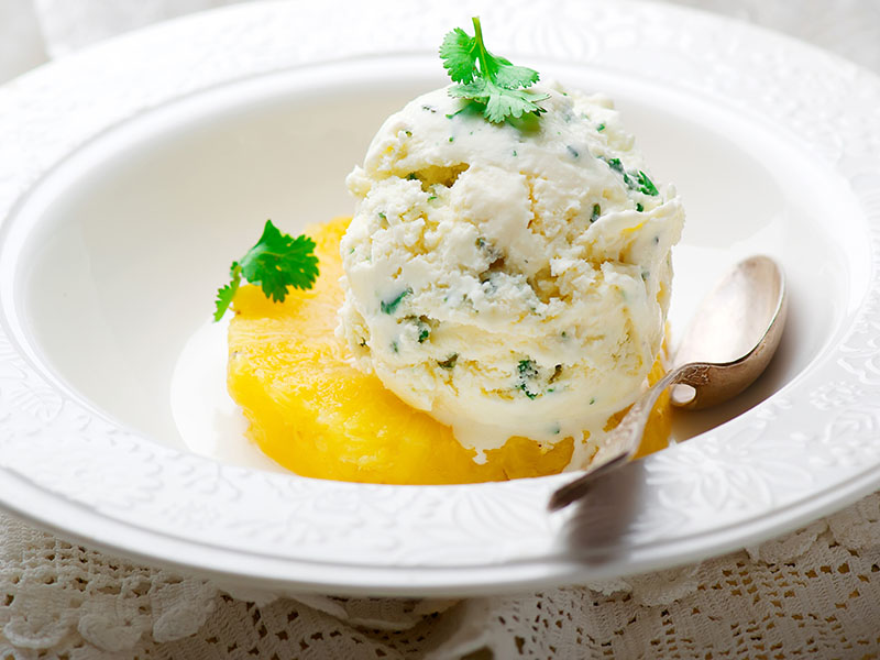 Ananas et crème glacée parfumée au gingembre