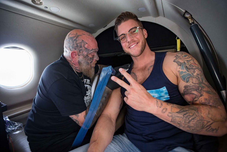 Se faire tatouer à 30 000 pieds… dans les airs!