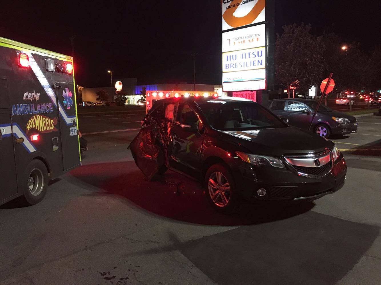 Une collision entre une automobile et un autobus fait une blessée