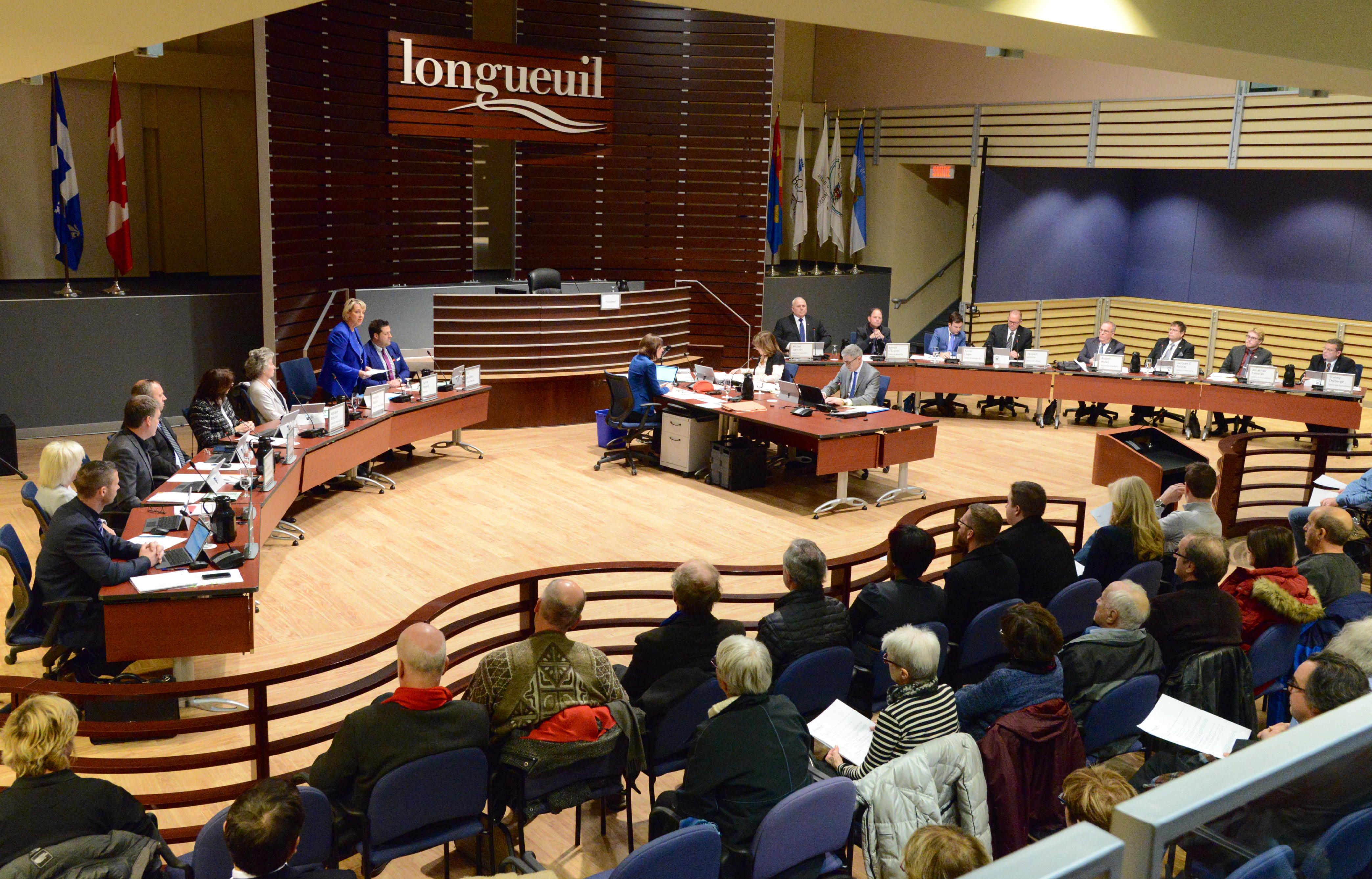 Première séance du conseil houleuse à Longueuil