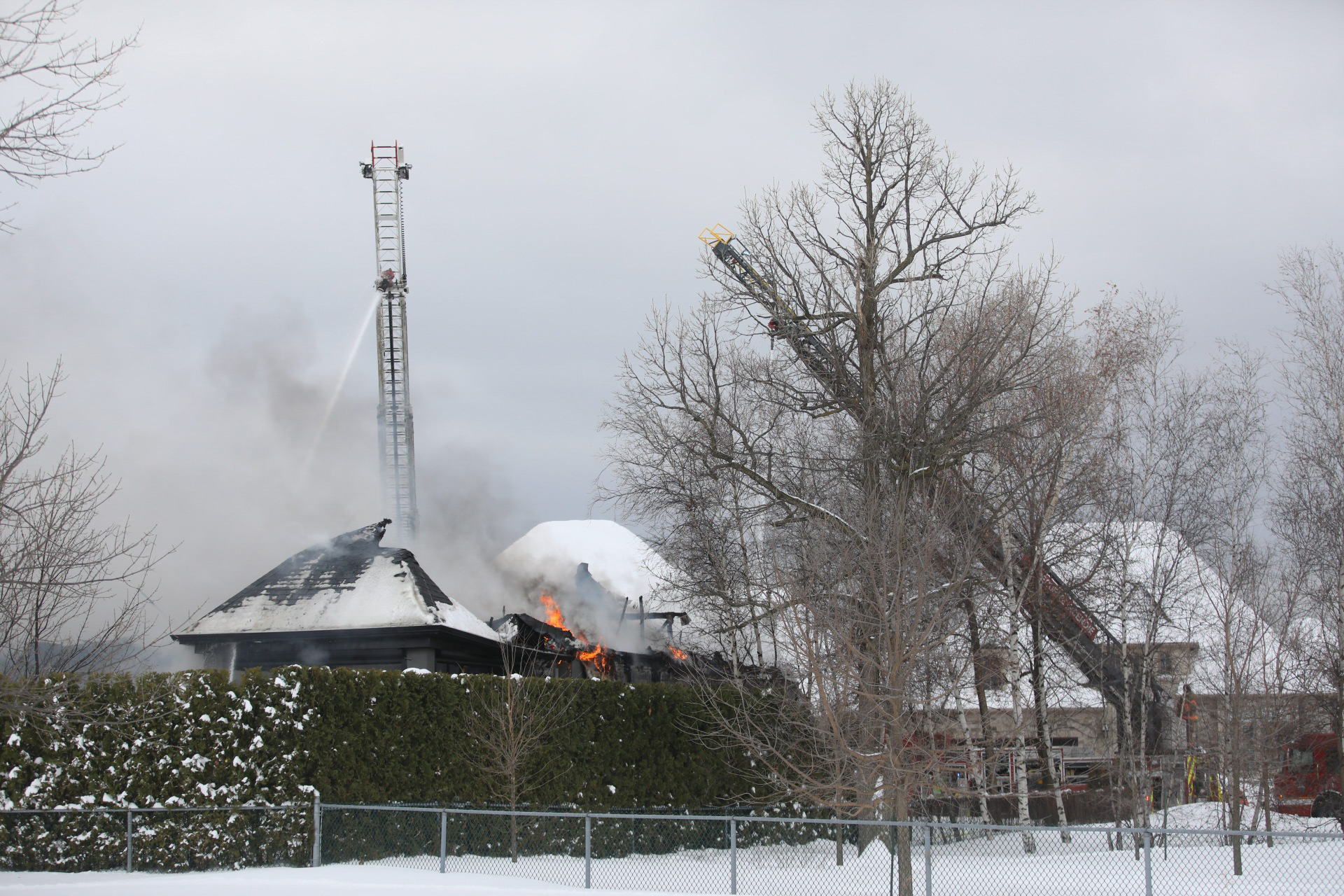 Une résidence ravagée par les flammes sur la rue Sylvia-Daoust