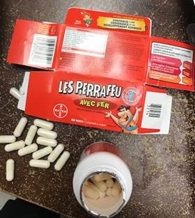 Des capsules non identifiées découvertes dans une boîte de vitamines pour enfants