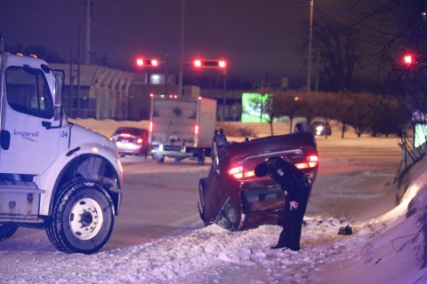 Une voiture est renversée sur le boul. Taschereau