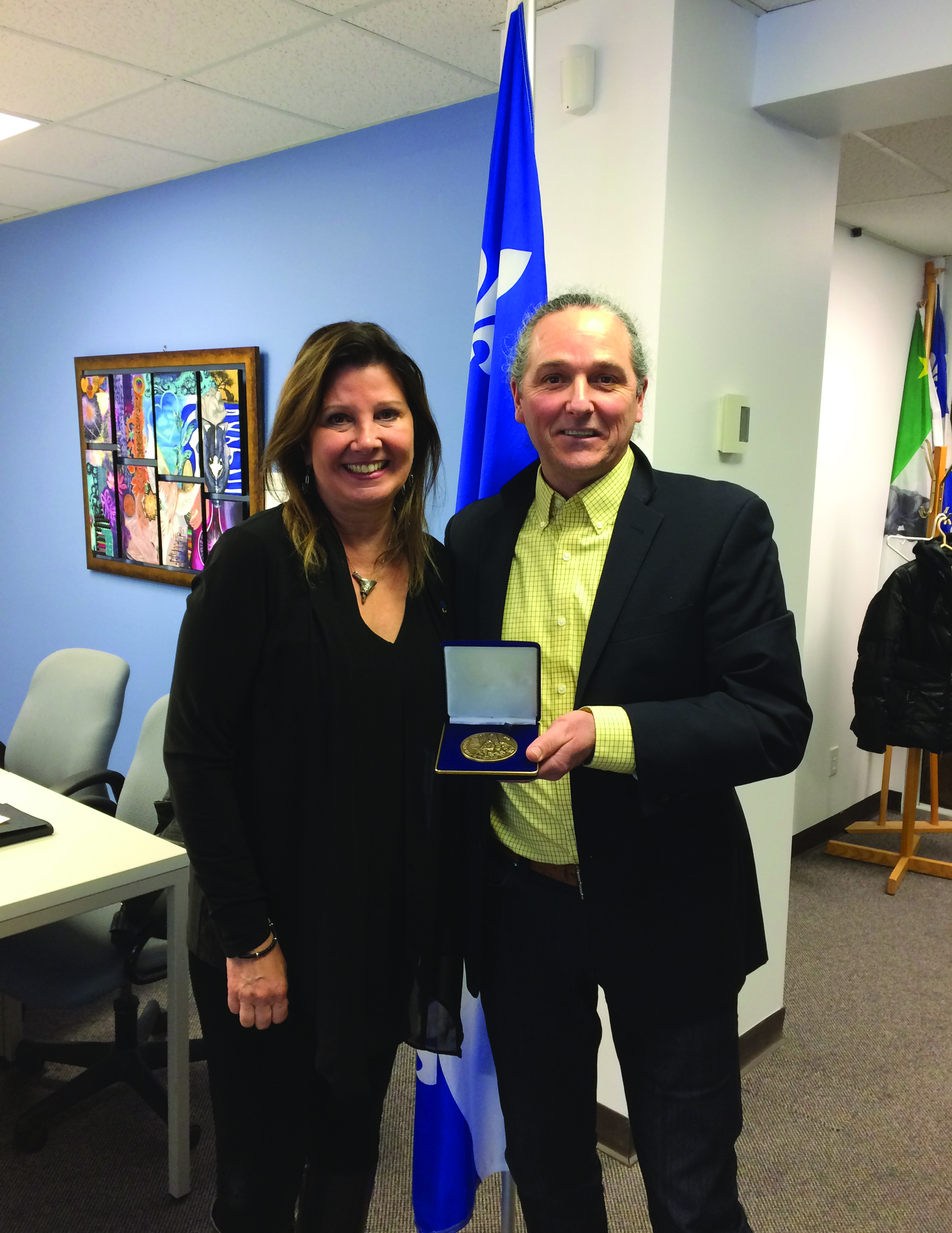 27 ans de service: Richard Desjardins reçoit la médaille de l’Assemblée nationale