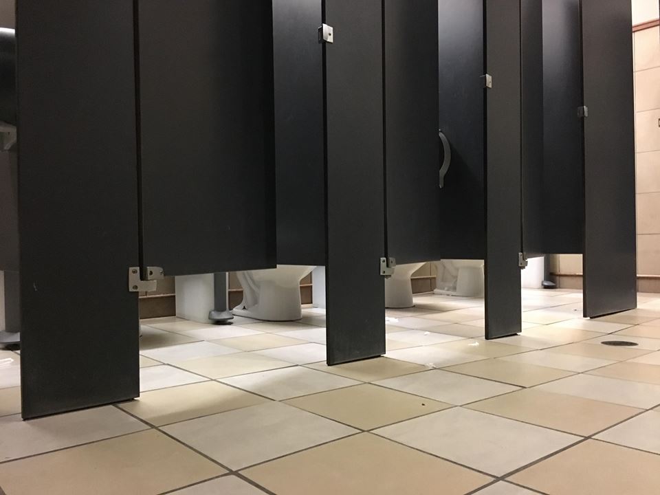Une fillette serait troublée par des toilettes mixtes