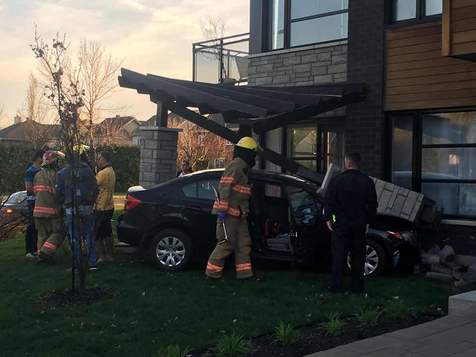 Un véhicule termine sa course sur le patio d&rsquo;un condo