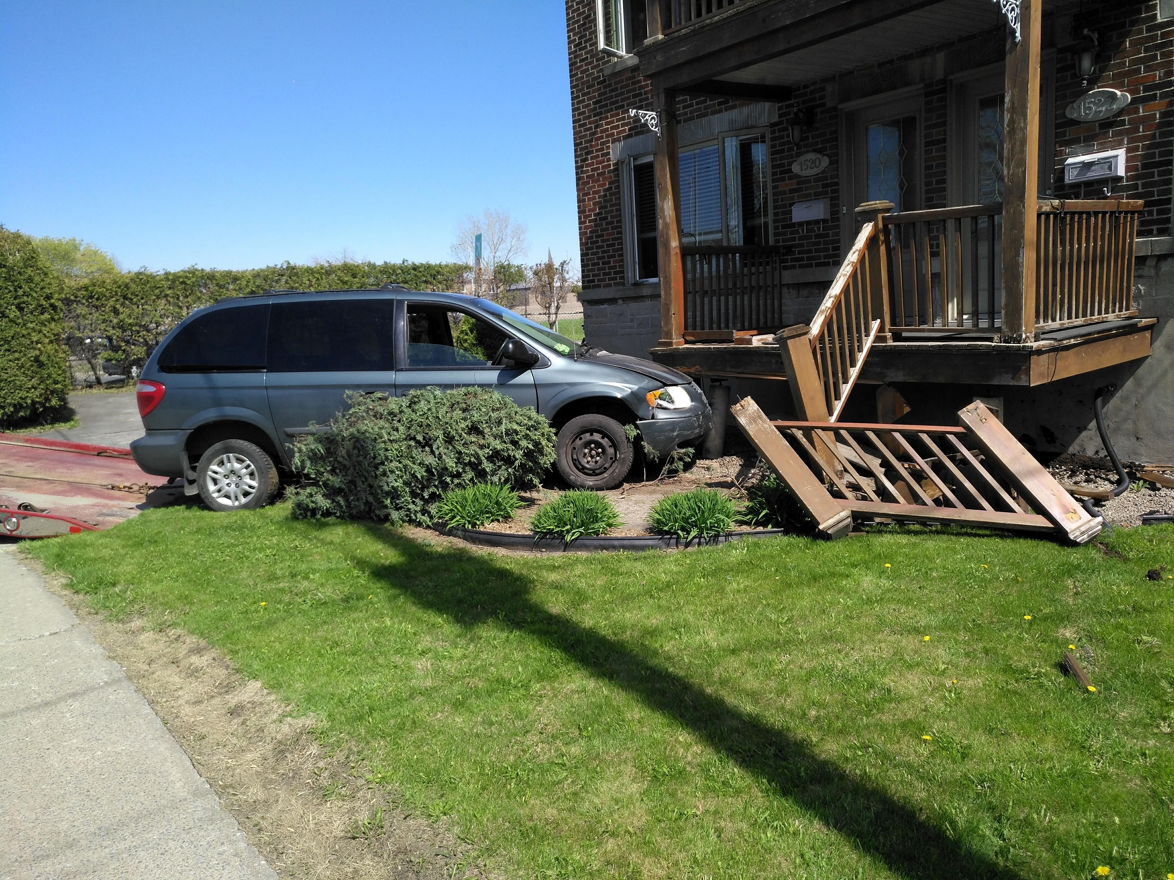 Un véhicule percute une résidence à Longueuil