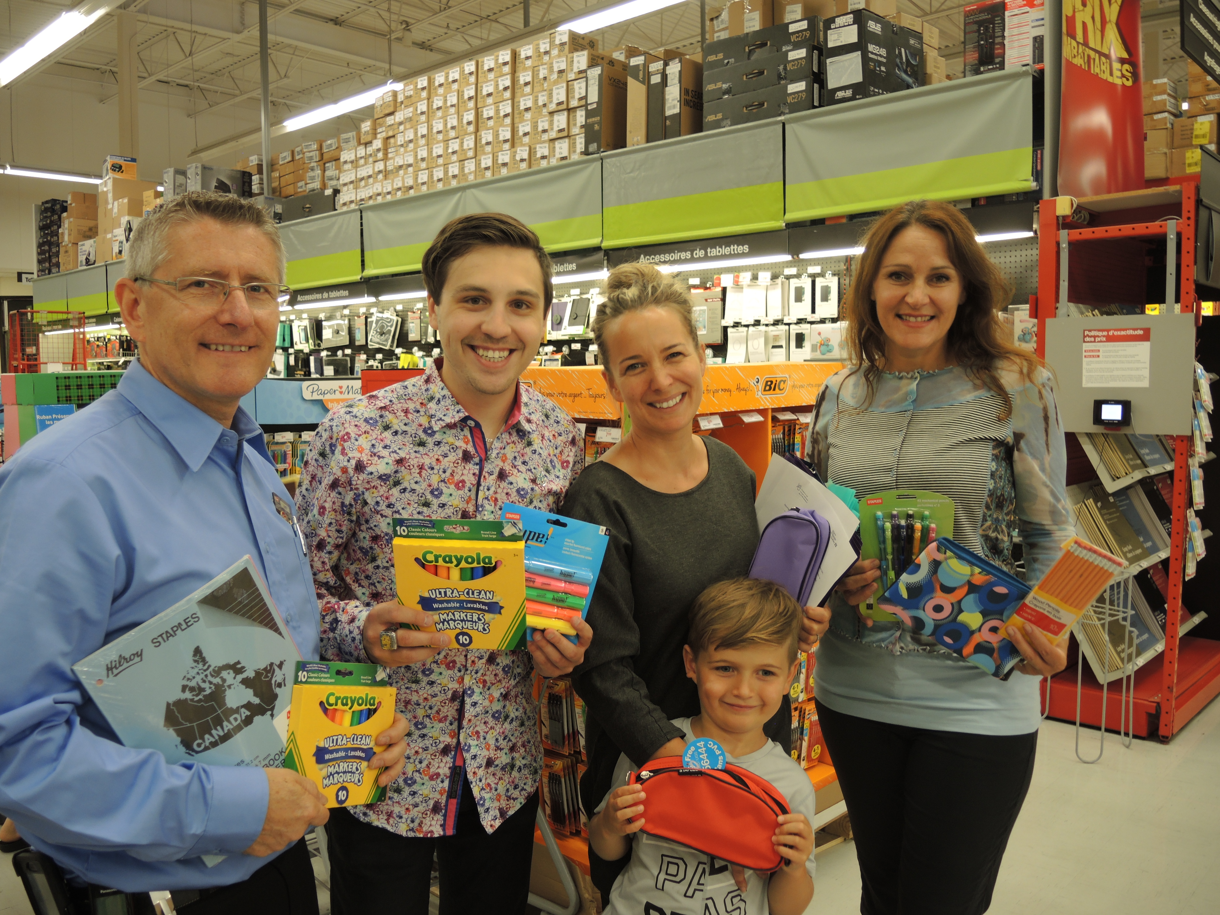 Le fardeau du sac d’école allégé pour 200 enfants