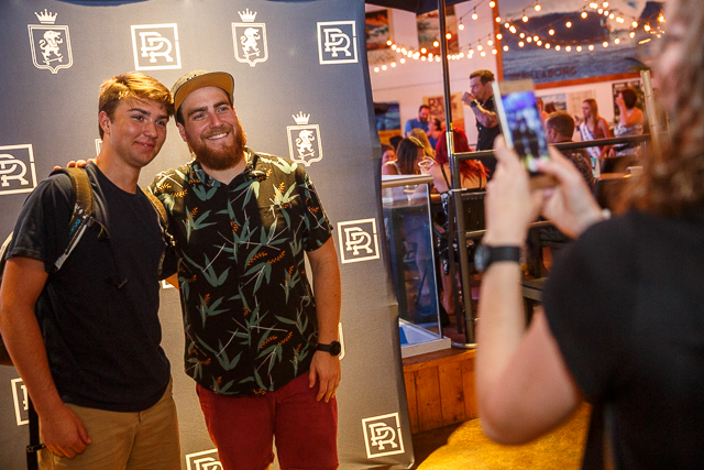 Phil Roy fête ses 100 000 billets vendus au Oasis Surf