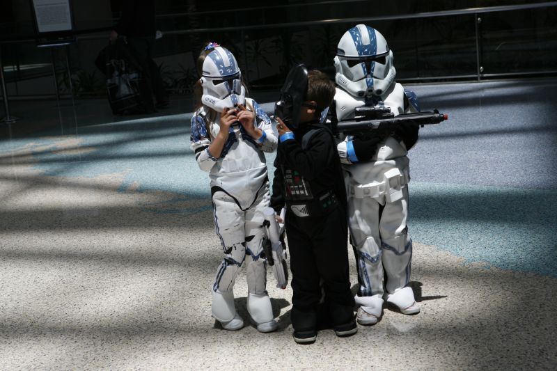 Des petits monstres en sécurité l’Halloween