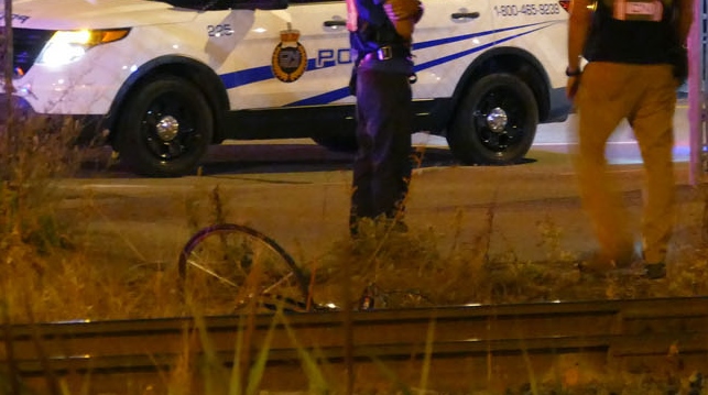 Un cycliste happé par un train