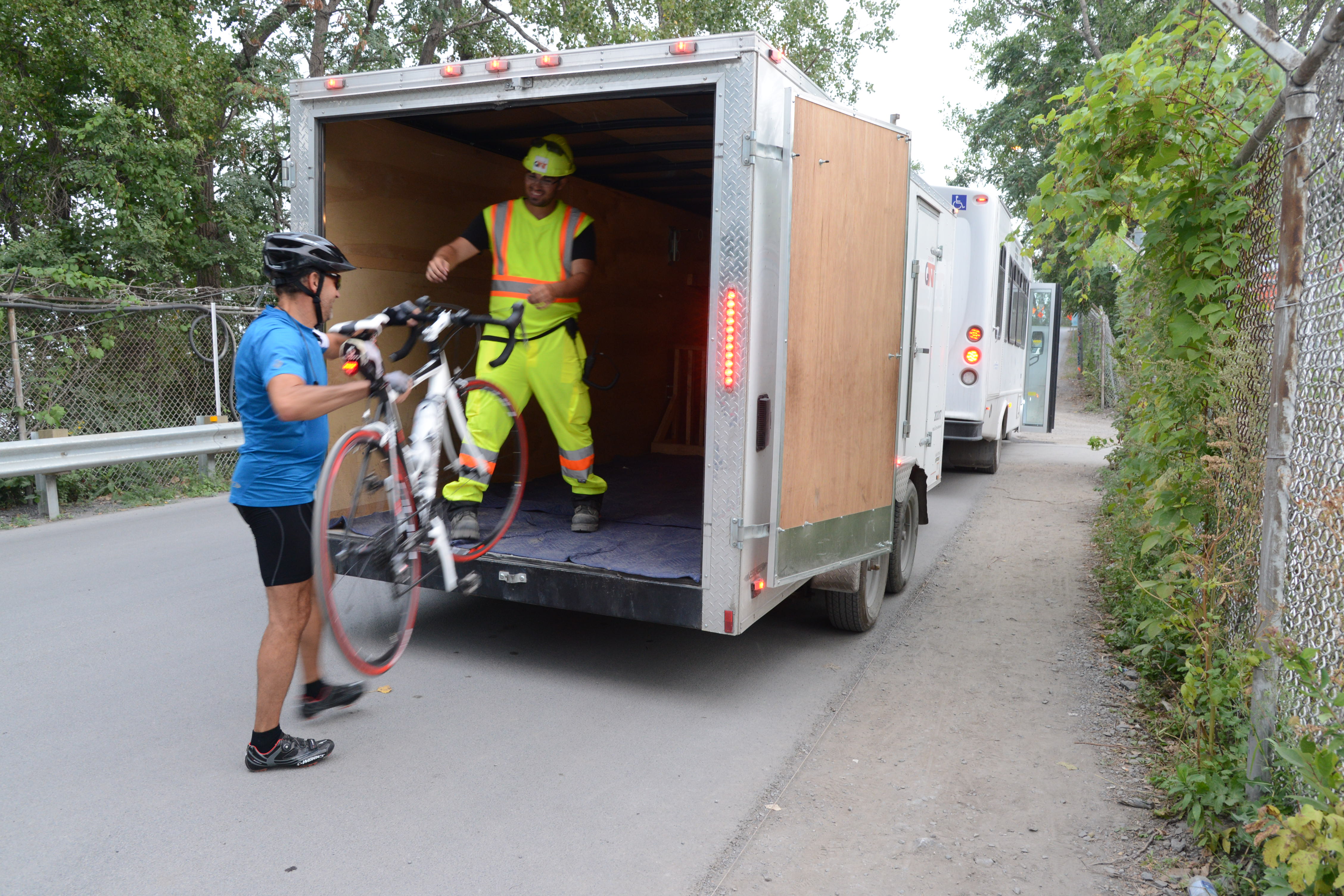 Les cyclistes prennent le bus sur l&rsquo;estacade du pont Champlain