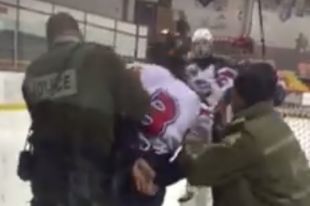 Un joueur se fait menotter sur la patinoire